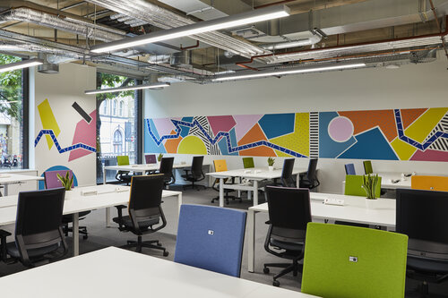 A room with tables and chairs Description automatically generated with low confidence